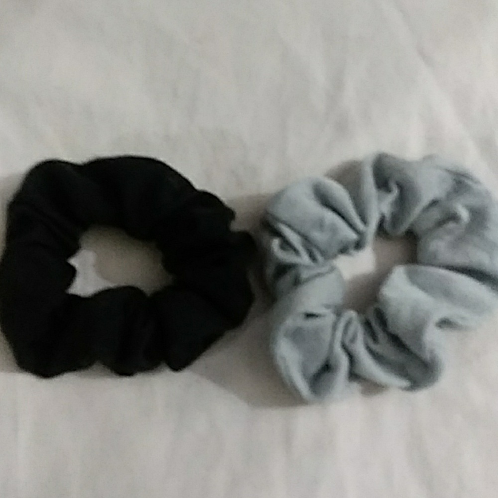 Black/gray pk scrunchies